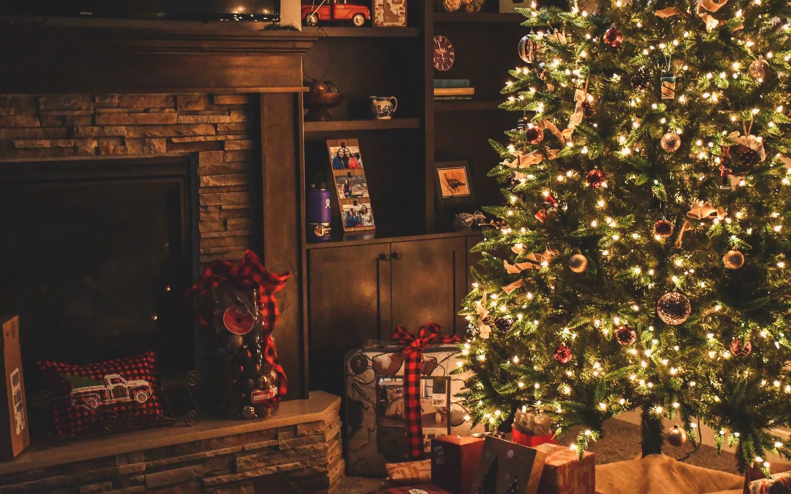 Kunstig juletre i pyntet stue